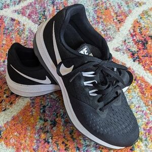 Nike Zoom Winflo 4 Running Shoes Black and White Sneakers Women's Size 6